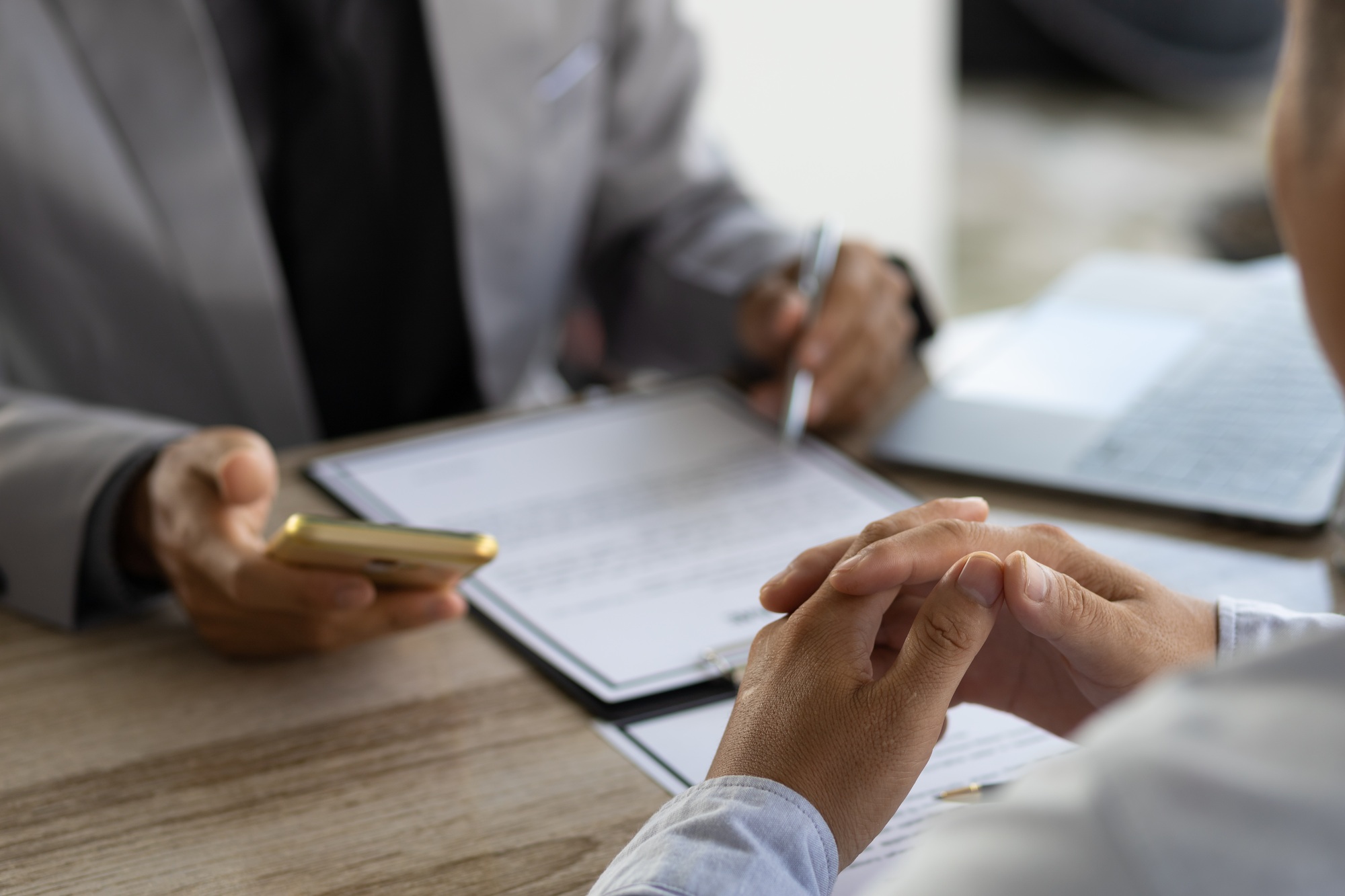 Entretien d'embauche et signature de documents de contrat de travail.